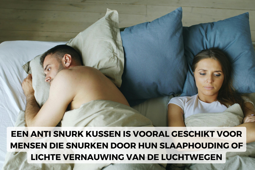 een stel slaapt in bed op een anti-snurkkussen